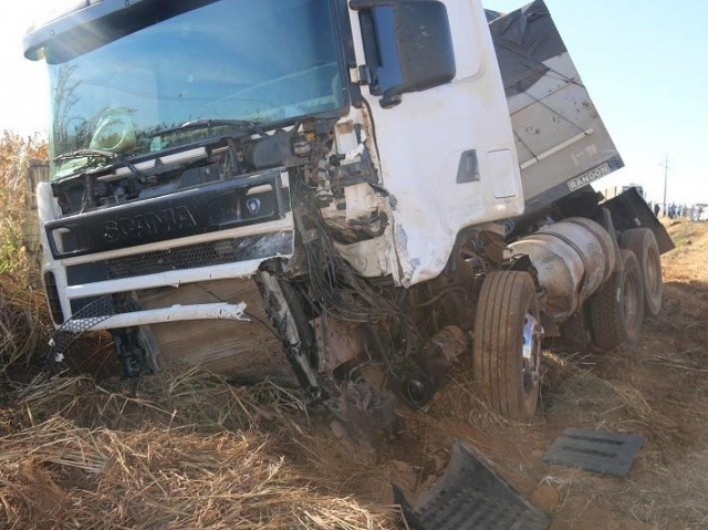 Carreta também saiu da pista como impacto (Foto: Norbertino Angeli/Jovem Sul News)