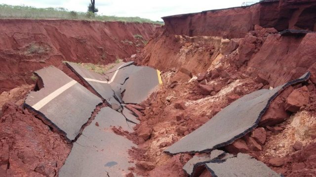 De acordo o secretário de Estado de Infraestrutura, Marcelo Miglioli, com exceção do trecho que foi feito ano passado, a MS-180 está derretendo (Foto: Direto das Ruas)
