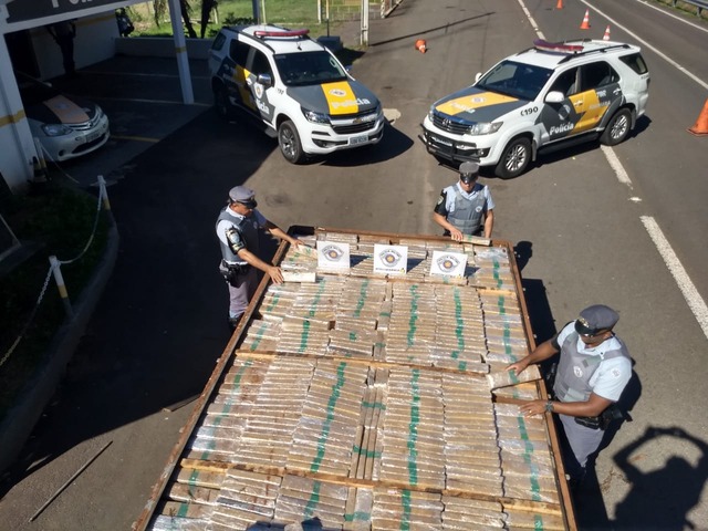 Tabletes de maconha apreendidos pela polícia em Castilho — Foto: Divulgação/Polícia Rodoviária Estadual