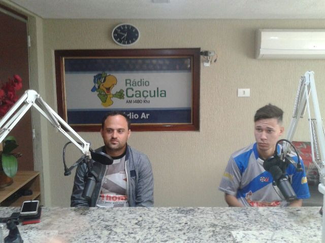 O Coordenador do projeto Thiago Paulista e o jogador Ramom Farias. Foto: Rádio Caçula.