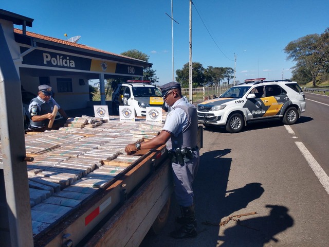 Caminhão tinha um fundo falso — Foto: Divulgação/Polícia Rodoviária Estadual