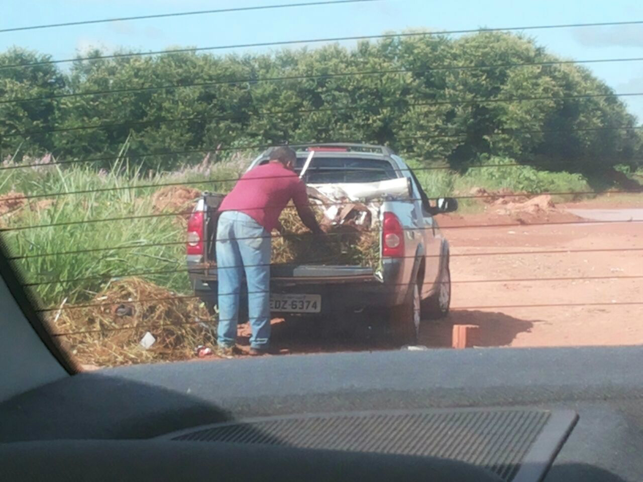 Momento em que o homem tira os lixos da camionete. Foto: Enviada por internauta