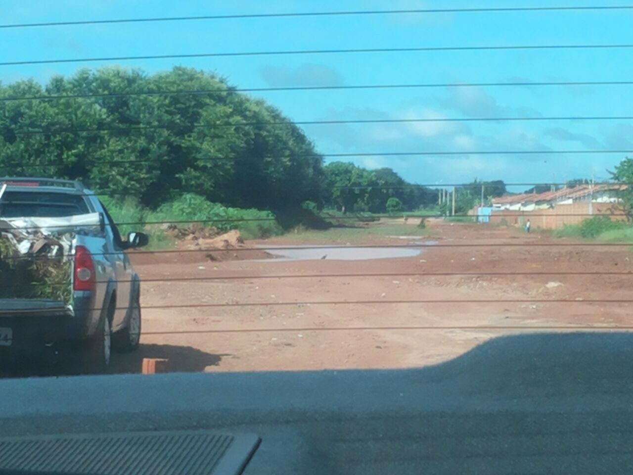 Momento em que o homem tira os lixos da camionete. Foto: Enviada por internauta