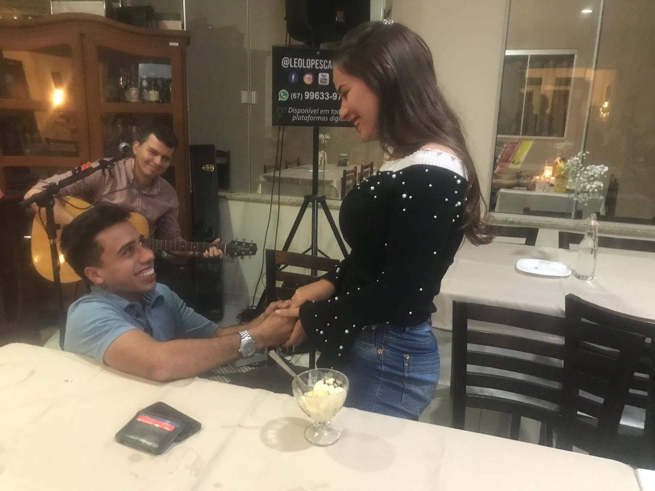 Namorado não perdeu tempo e fez o pedido de noivado à sua amada. Foto: Rádio Caçula.