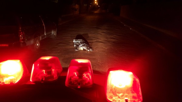 Corpo foi encontrado no meio da rua. Foto: Marcos Campos/Caçula FM)