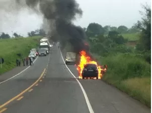 Carro pega fogo na BR-163, em Jaraguari