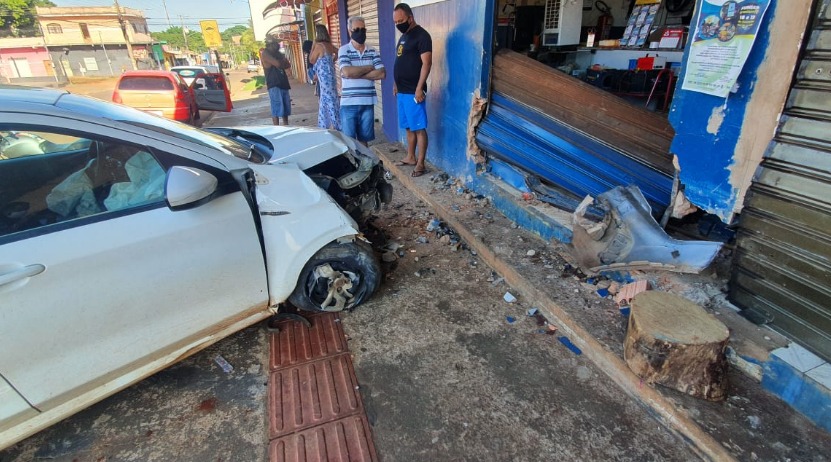 Porta e parede de auto-peças ficaram destruídas (Foto: Clayton Neves) - CREDITO: CAMPO GRANDE NEWS