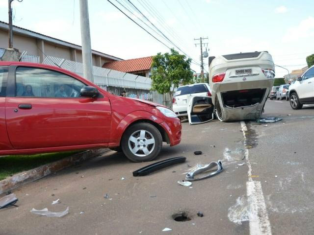 Veículo só parou 15 metros após cruzamento onde colidiu com o Fox. ( foto - Vanessa Tamires)