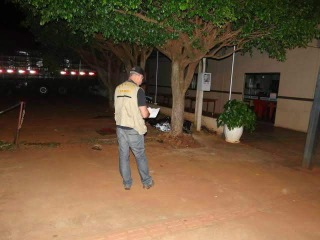 Rapaz foi encontrado morto próximo a posto de combustíveis - Fotos: Osvaldo Duarte