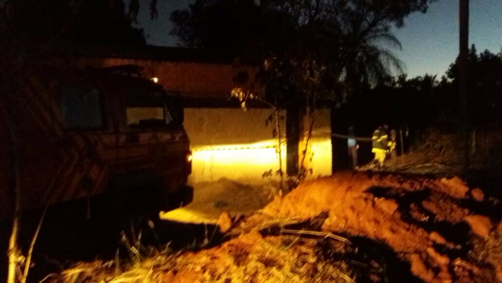 O incêndio teve início em um terreno baldio atingindo a casa posteriormente. Foto: Divulgação Whatsapp.
