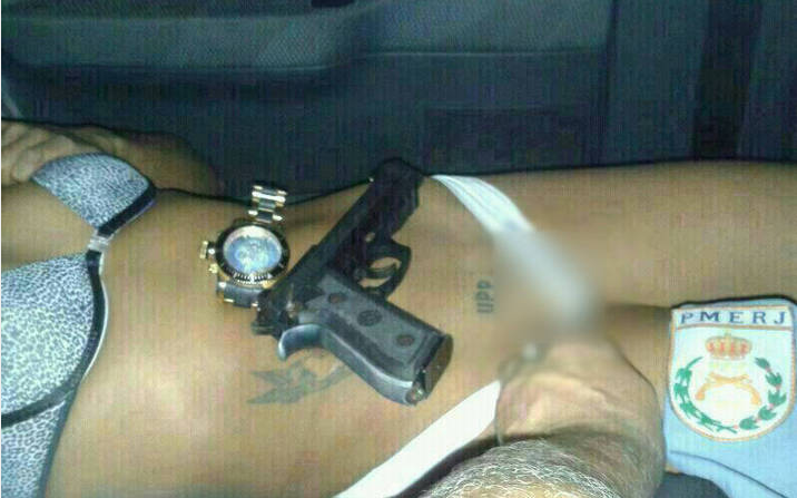 Ainda segundo policiais militares, a mulher não se importa de ser fotografada após ter relações sexuais com os PMsFoto: Reprodução Internet