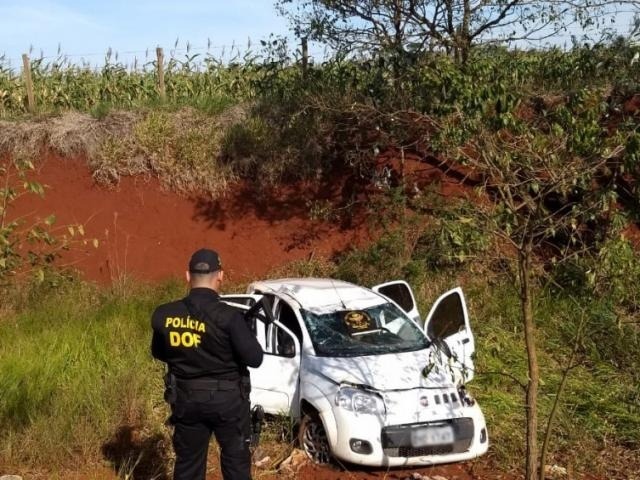 Veículo Fiat Uno capotado e carregado com entorpecentes. Foto: Divulgação/DOF.