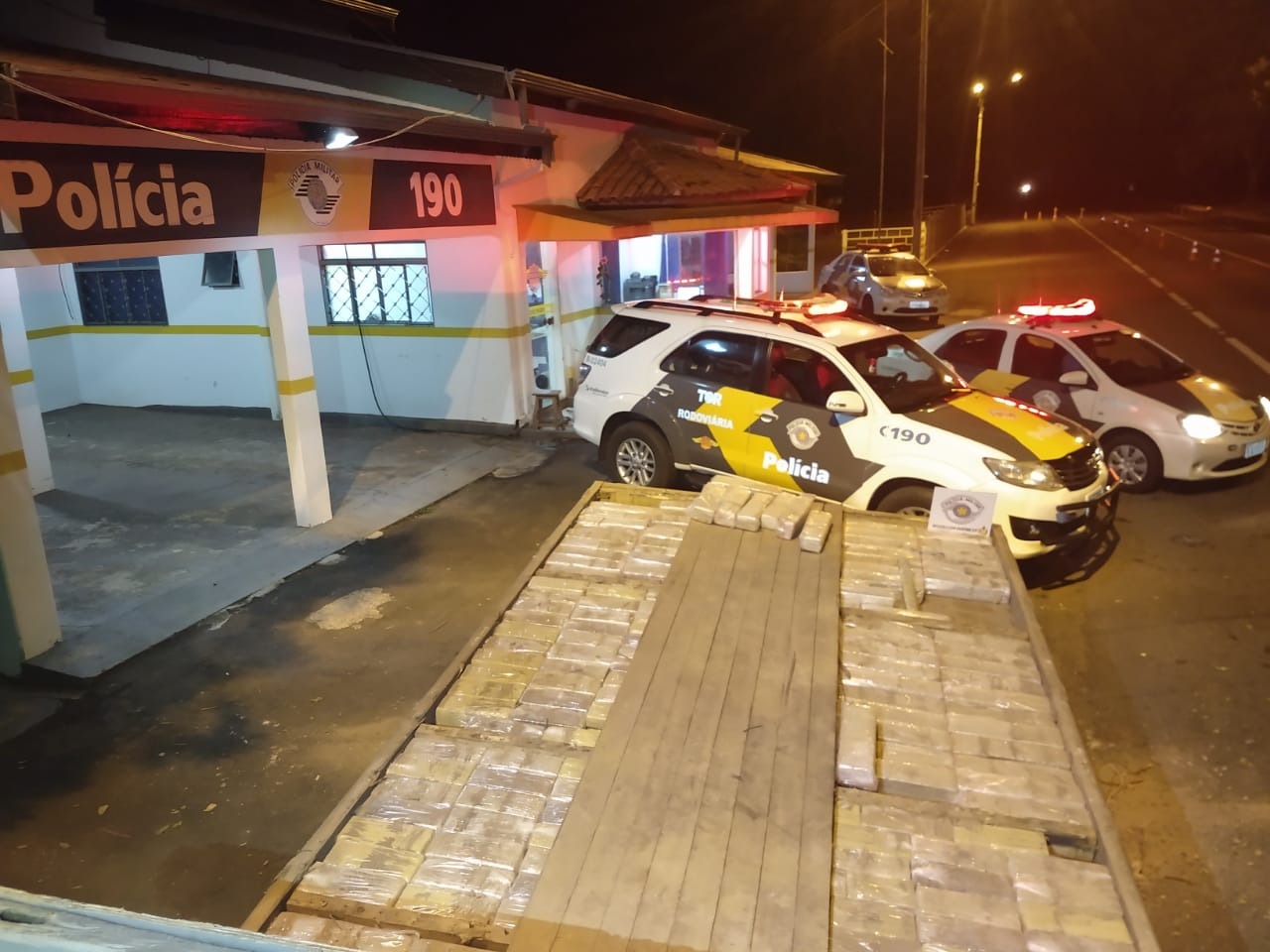 A droga apreendida estava escondida em um fundo falso do caminhão e será pesada. Foto: Polícia Rodoviária