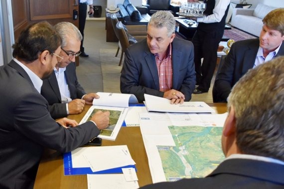 Sérgio Longen, Azambuja e Guerreiro (ao centro), durante a reunião na Fiems. (Foto: Divulgação/Fiems)