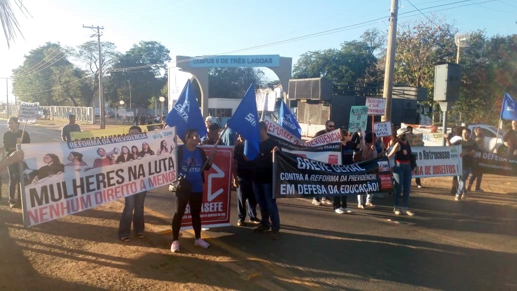 Sindicalistas se mobilizam em manifestação contra a reforma trabalhista e da previdência. Foto: Deyvid Santos/Rádio Caçula