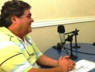 O radialista formado em economia e jornalismo também é o atual proprietário da Rádio Caçula