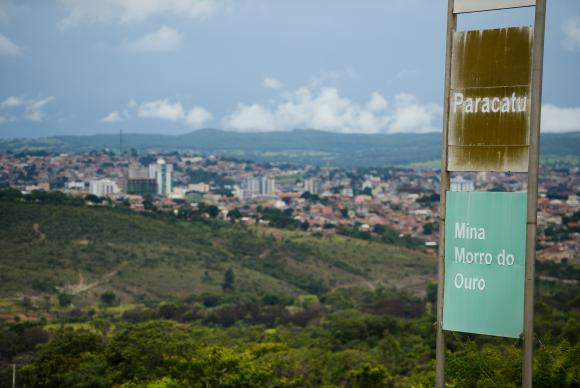 A proximidade entre as atividades de mineração e os bairros da cidade e a possibilidade de intoxicação por metais pesados liberados durante a extração do ouro deixam a população de Paracatu preocupada. José Cruz / Agência Brasil