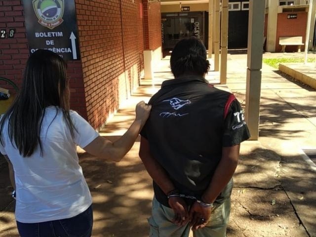 Um dos presos por assassinato é conduzido por agente da Polícia Civil (Foto: Adilson Domingos)