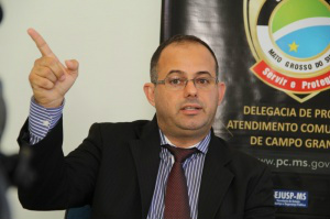 Delegado autuou em flagrante mulher de presidiário que traficava sob ordens do marido. (Foto: Marcos Ermínio)