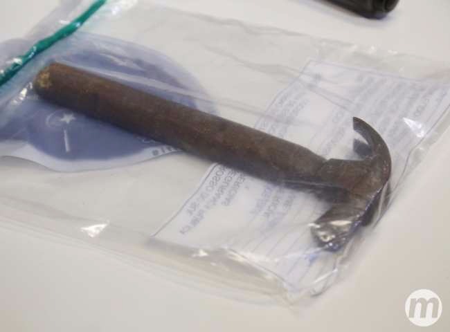 Martelo usado por criminosos para matar a vítima (Foto: Henrique Kawaminami)