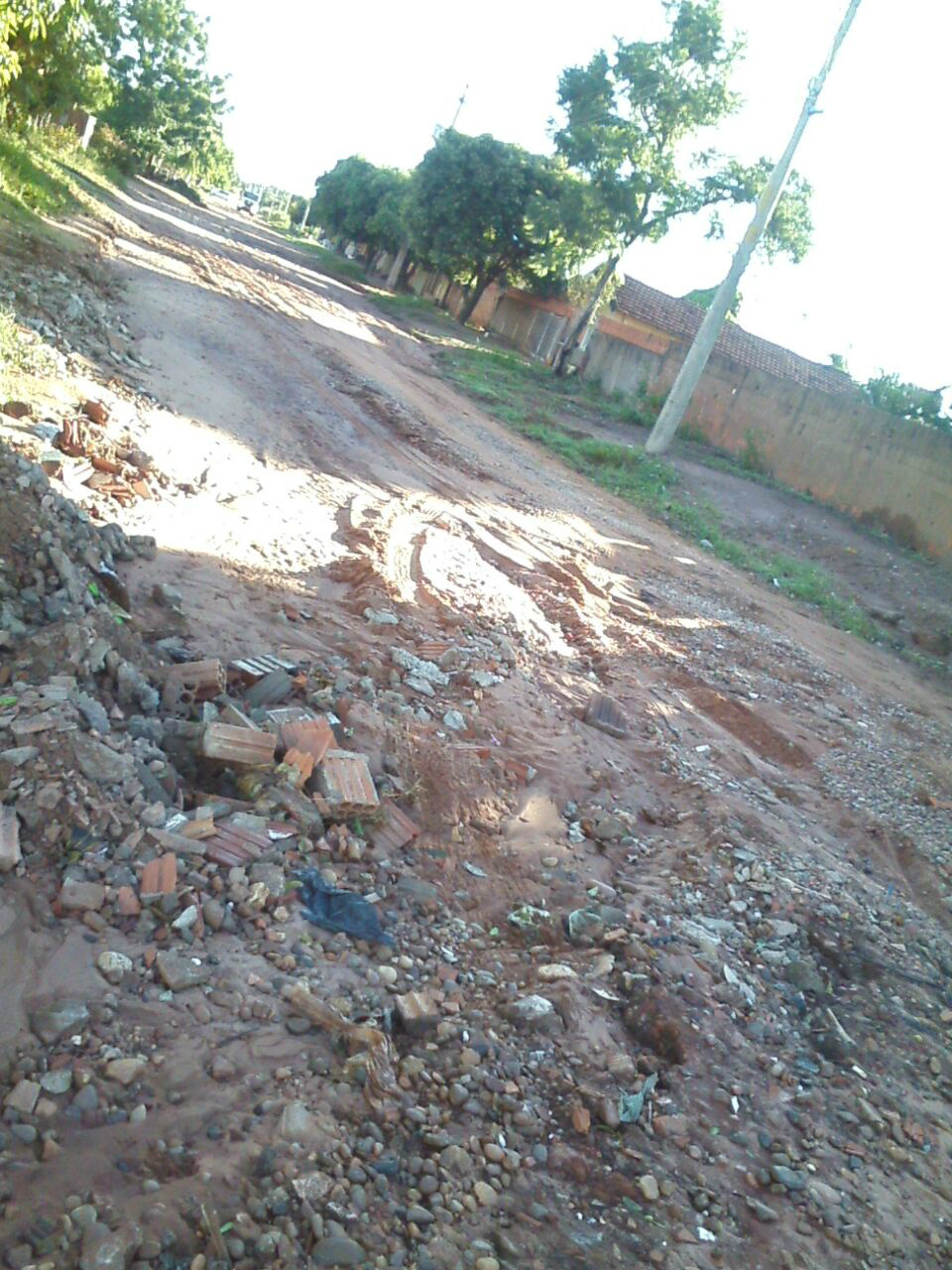 WhatsApp Repórter: rua Visconde Tamandaré, na Vila Nova. Sujeira e desacaso em Três Lagoas (MS)