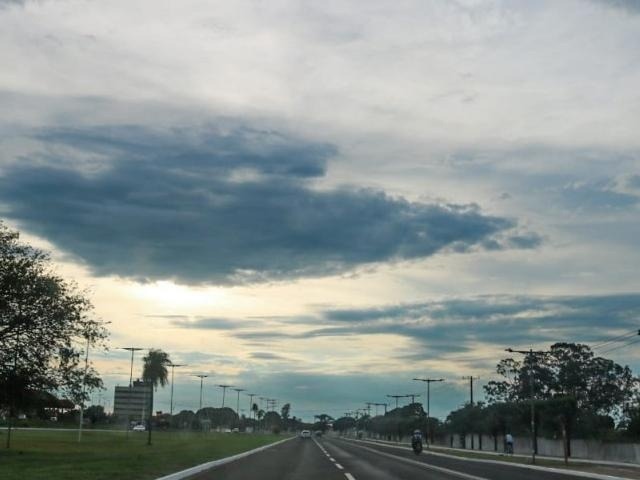 Céu amanheceu entre nuvens e a previsão é de chuva nesta terça-feira (26) (Foto: Marcos Maluf)