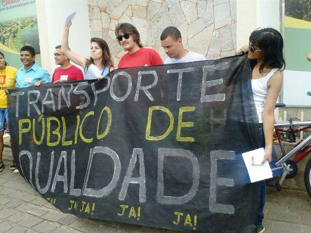 Manifestação em frente ao prédio da Prefeitura Municipal de Três Lagoas (09/12)