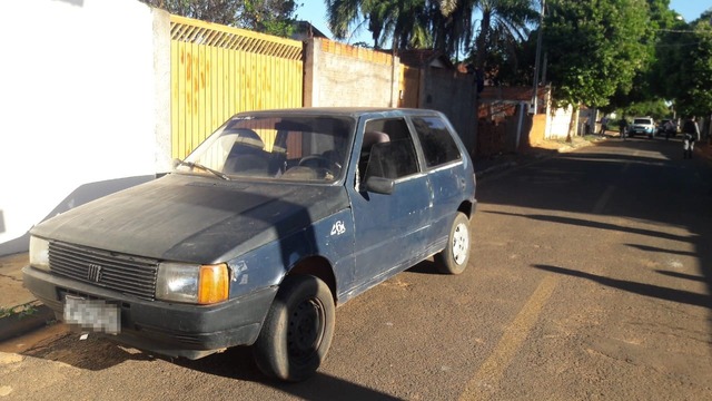 Carro Fiat Uno utilizado pelos assaltantes. Foto: Fábio Campos/Rádio Caçula.