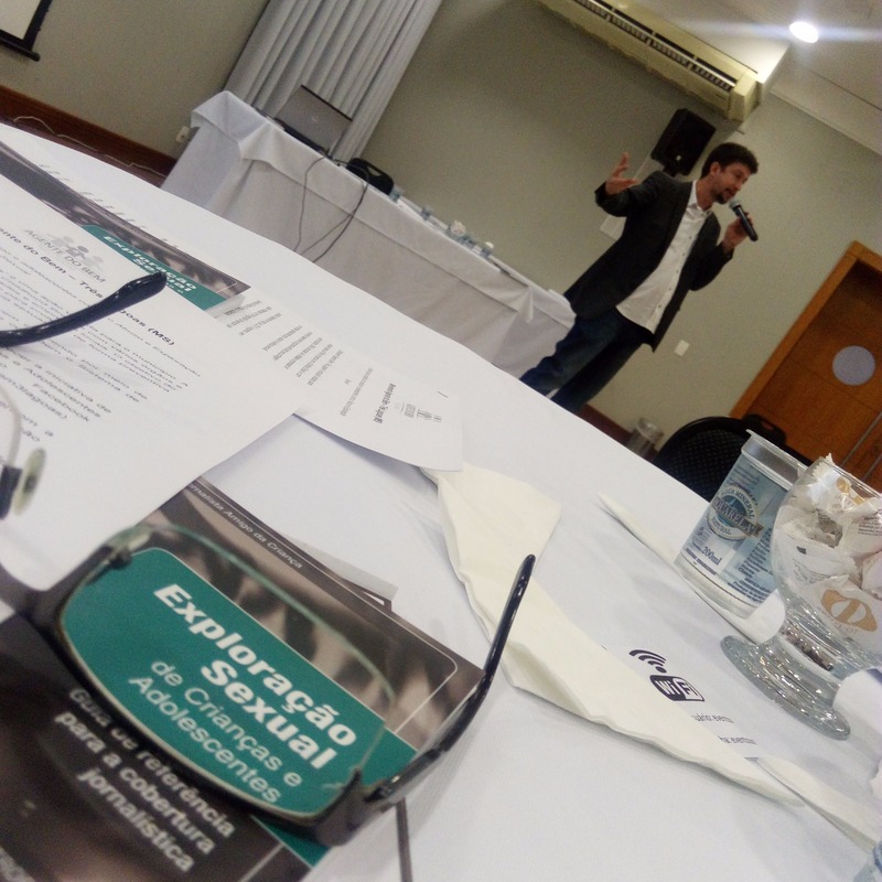 Adriano Guerra fala durante debate realizado ontem sobre violência sexual contra crianças e adolescentes. (Foto: Valdecir Cremon/Caçula FM)