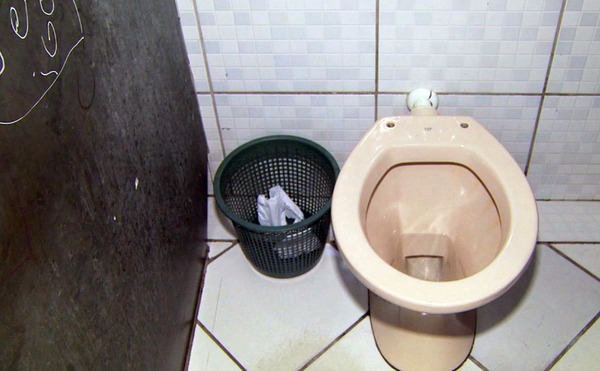 Bebê foi resgatado de cesto de lixo ao lado de vaso sanitário em Andradas (Foto: Reprodução EPTV)