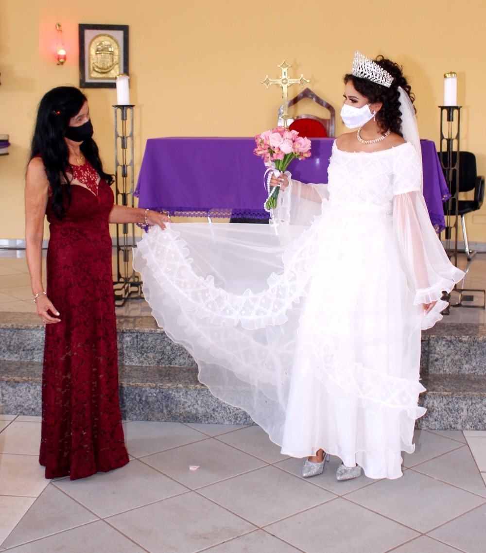 Noiva usou o mesmo vestido da avó 43 anos após o casamento dela em MS — Foto: Andressa Armôa/Arquivo Pessoal