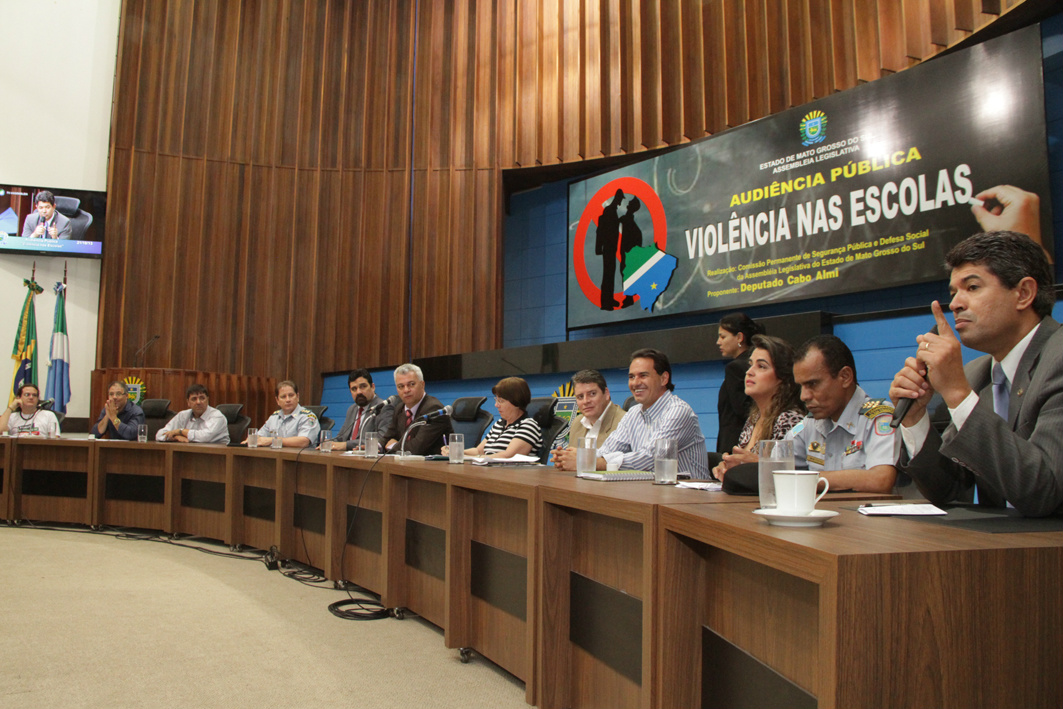  - Composição da mesa de autoridades, da esquerda para a direita: coordenador do Fórum Municipal da Juventude, Walkes Vargas; presidente do Sindicato dos Agentes de Segurança Patrimoniais Públicos de Mato Grosso do Sul, Geraldo Celestino de Carvalho; presidente da Federação dos Trabalhadores em Educação em Mato Grosso do Sul (Fetems), Roberto Botarelli; comandante de Policiamento Metropolitano, coronel Evaldo Mazuy; promotor da Justiça da Infância e da Juventude, Sérgio Harfouche; deputado estadual Cabo Almi, secretária adjunta da Secretaria de Estado de Educação, Cheila Cristina Vendrami, doutor em educação e presidente da Câmara Municipal de São Gabriel do Oeste, vereador Marcos Antônio Paz da Silveira; deputado estadual Marquinhos Trad (PMDB); delegada da Delegacia Especializada em Atendimentos à Infância e Juventude, Roseman Geise Rodrigues de Paula; coordenador estadual da Polícia Comunitária, Coronel Carlos Santana Carneiro e o deputado estadual Prof. Rinaldo.fotos: Wagner Guimarães/ALMS