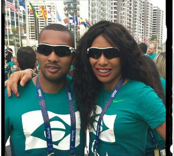 Descrição da imagem: irmãos Ricardo e Silvânia posam juntos na Vila dos Atletas (Foto: Reprodução Facebook)