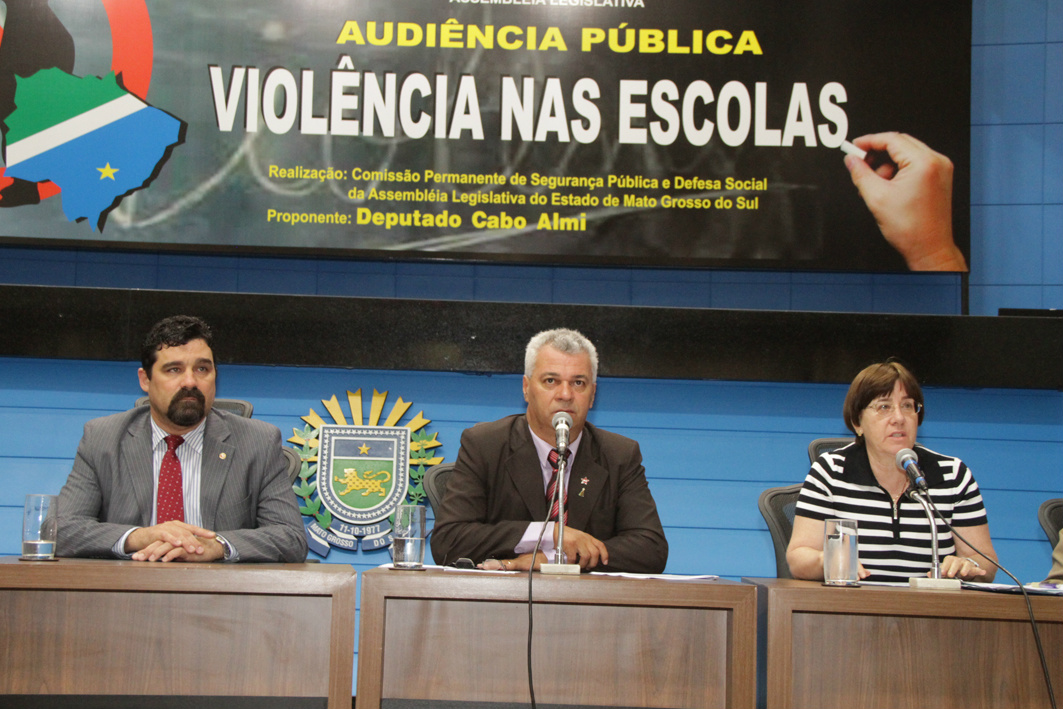  Promotor da Justiça da Infância e da Juventude, Sérgio Harfouche; deputado estadual Cabo Almi e a secretária adjunta da Secretaria de Estado de Educação, Cheila Cristina Vendrami.Foto: Wagner Guimarães/ALMS