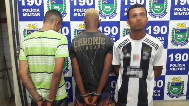 Suspeitos presos após furto em residência no bairro Santa Terezinha. Dois adolescentes de 15 e 16 anos, e o motorista W. N. T (23). Foto: Fábio Campos/Rádio Caçula.