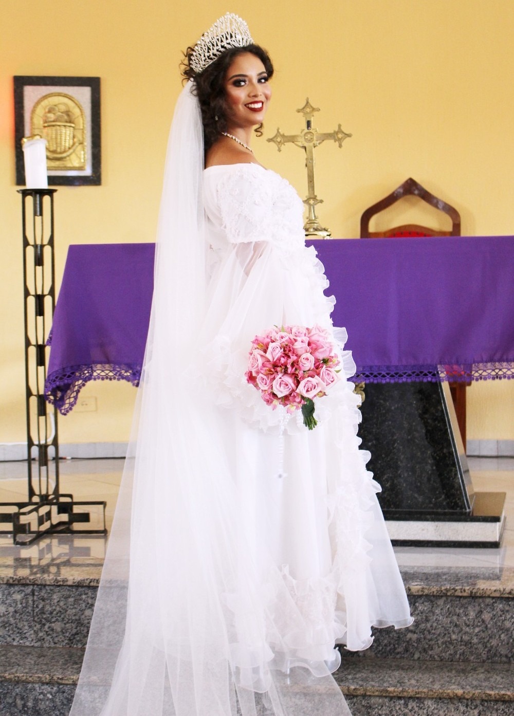Noiva com o vestido que ganhou da avó em MS — Foto: Andressa Armôa/Arquivo Pessoal