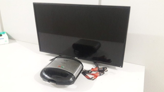 Televisor e sanduicheira elétrica apreendidas durante a operação. Foto: Fábio Campos/Rádio Caçula.