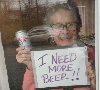 Uma mulher de Pittsburgh, nos Estados Unidos, viralizou ao posar para uma foto pedindo mais cerveja durante a quarentena contra o coronavírus. Foto: Uol