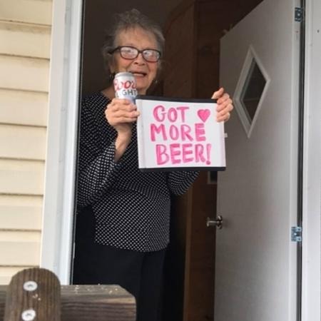 Uma mulher de Pittsburgh, nos Estados Unidos, viralizou ao posar para uma foto pedindo mais cerveja durante a quarentena contra o coronavírus. Foto: Uol