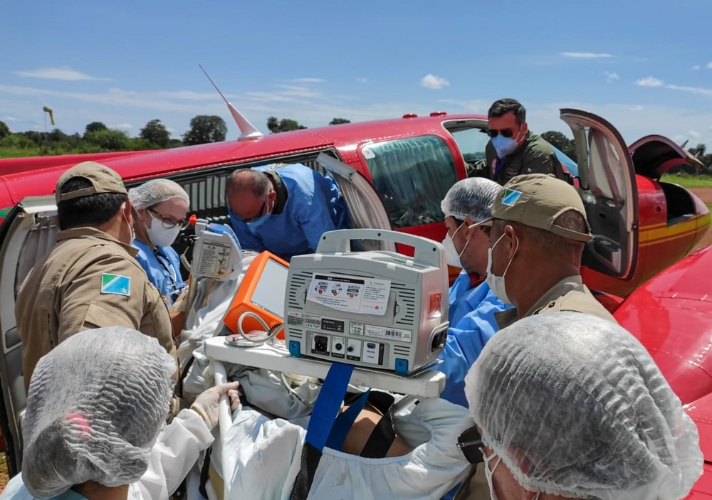 Bombeiros fizeram força-tarefa para transportar paciente — Foto: Corpo de Bombeiros/Divulgação