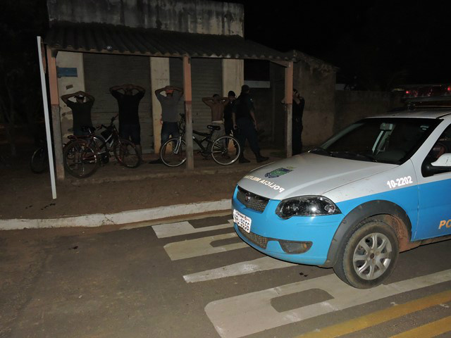 Polícia Militar aborda quatro indivíduos no Jd. Ipacaraí com antecedentes. Foto: Rádio Caçula