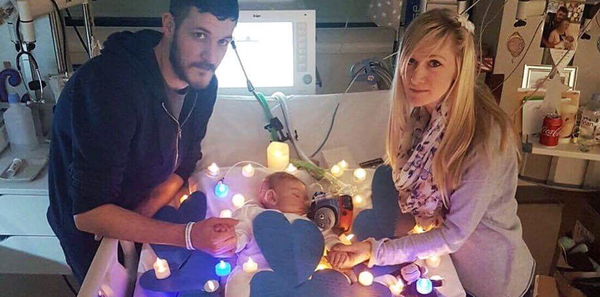 Charlie e seus pais em foto tirada no hospital onde está internado (Foto: Twitter )