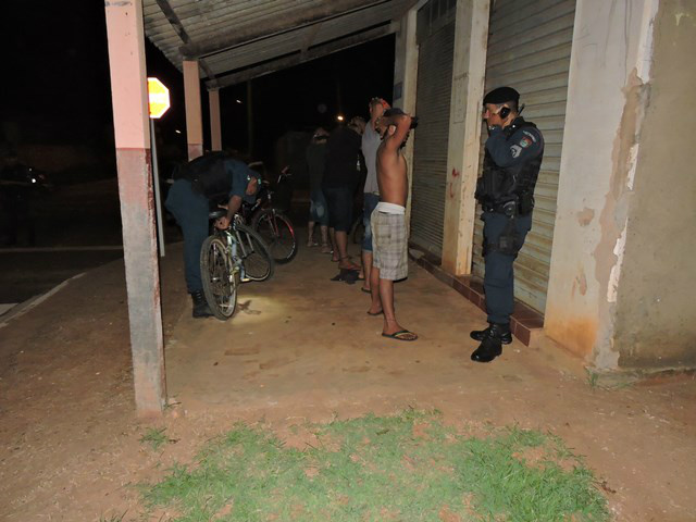 Como nada de ilícito foi encontrado com os quatro homens, na noite de ontem (16) e não havia novas diligências expedidas contra eles, como mandado de prisão, todos foram liberados. Foto: Rádio Caçula