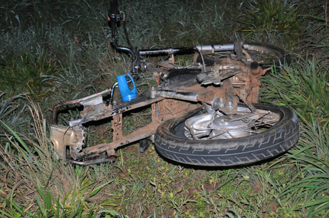 Motocicleta ficou totalmente destruída após colisão que deixou homem morto - Foto: Correio News