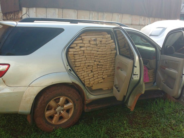 Polícia usou caminhão-guincho para levar carro até delegacia (Foto: Tiago Apolinário/ Arquivo Pessoal)
