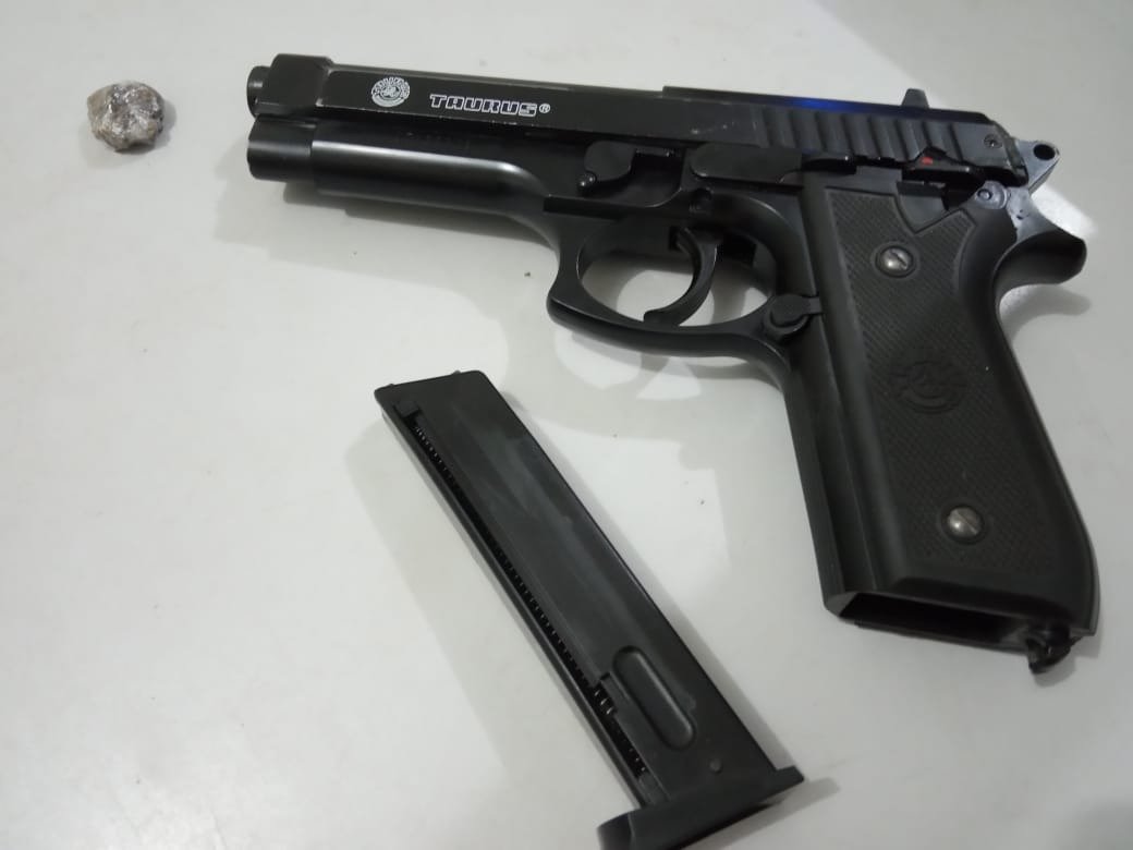O simulacro do tipo pistola apreendido pela Polícia Militar em posse do suspeito. Foto: Divulgação