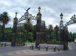 Parque Mendoza na Argentina, onde há uma espécie de grade ao redor.Foto: Divulgação