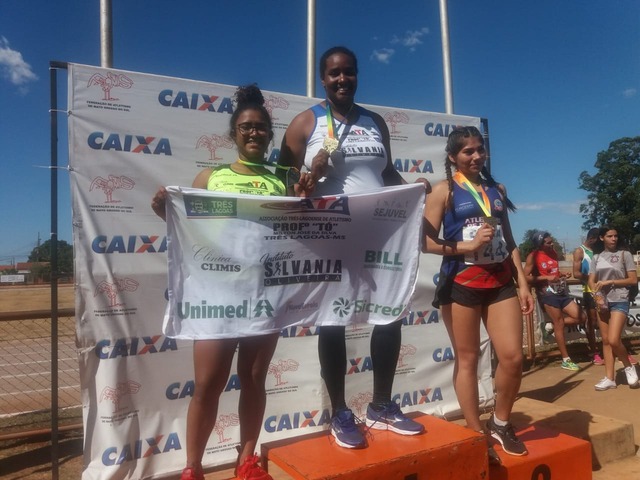 Monique Anacleto Alvarenga (camiseta branca) campeã e Nathália Felipe Souza vice campeã na prova do arremesso de peso. Foto: Divulgação.
