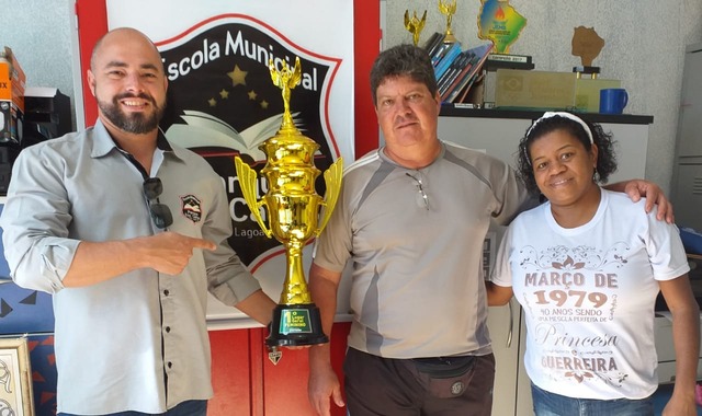 A atleta Monique Anacleto Alvarenga, campeã da prova do arremesso de peso, comemorando mais uma conquista com o diretor da Escola  Municipal Parque São Carlos Vinicius Belon e, o diretor Técnico Prof. Reynaldo Abrão Camargo. Foto: Divulgação.
