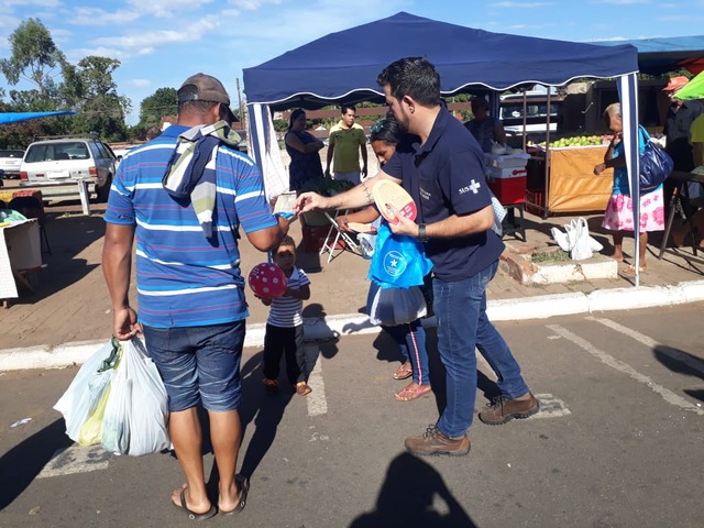Equipe de vigilância em Saúde do Trabalho divulgando o Projeto de Erradicação do Trabalho Infantil (PETI) a população três-lagoense. Foto: Divulgação.